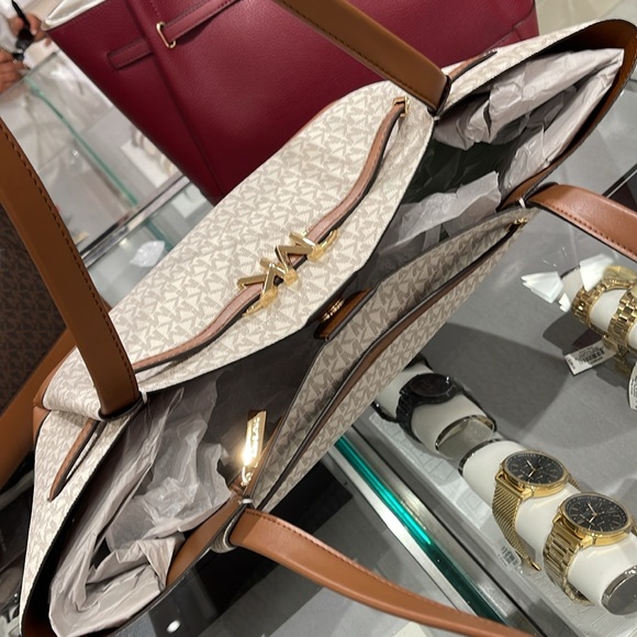 MICHAEL KORS
Reed Large Logo Belted Shoulder Tote Bag
Vanilla 
NWT - Picture 8 of 16